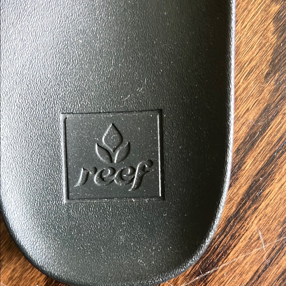Reef Black Sandals Minimalist Thong Design - Picture 4 of 5